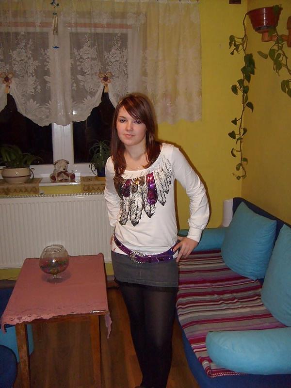 25P Nylon - upskirt - leg 35