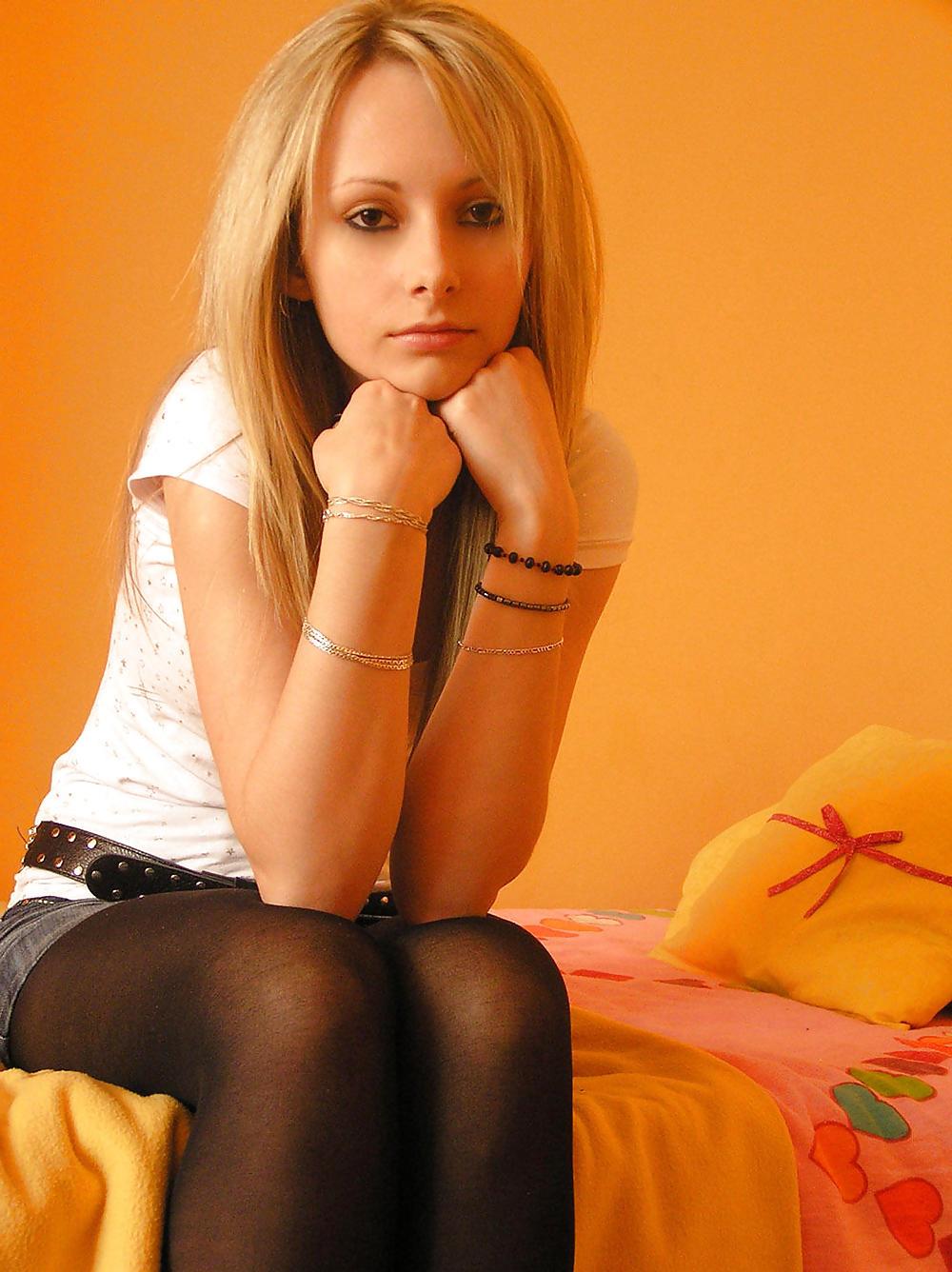 25P Nylon - upskirt - leg 35