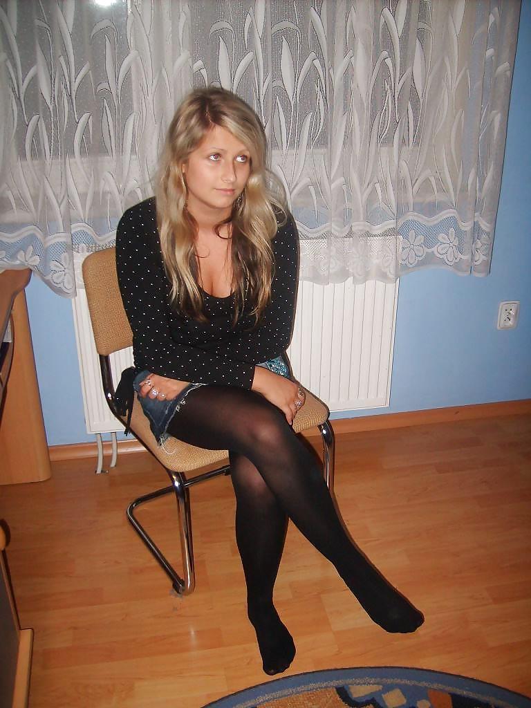 25P Nylon - upskirt - leg 35