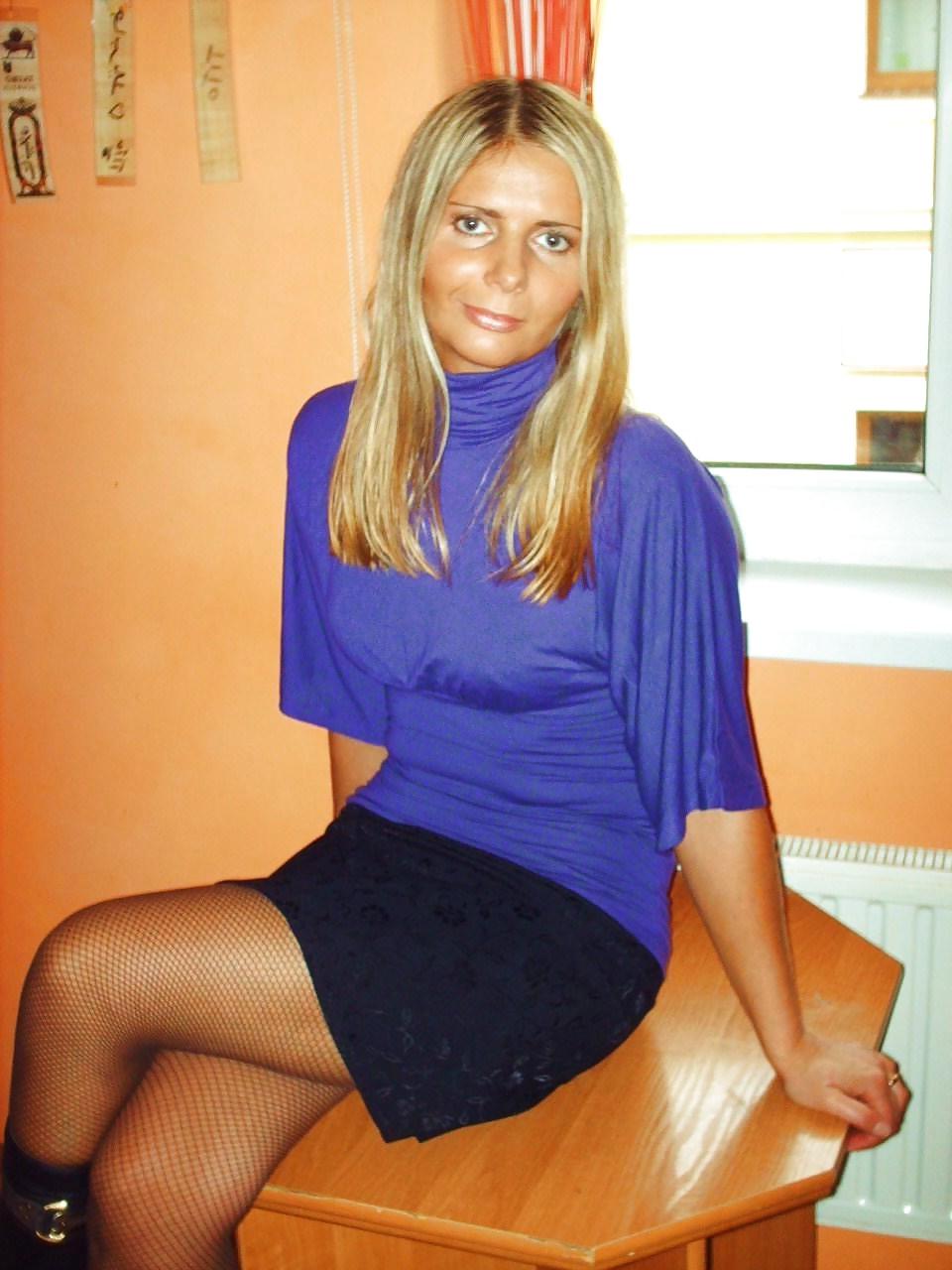 25P Nylon - upskirt - leg 35