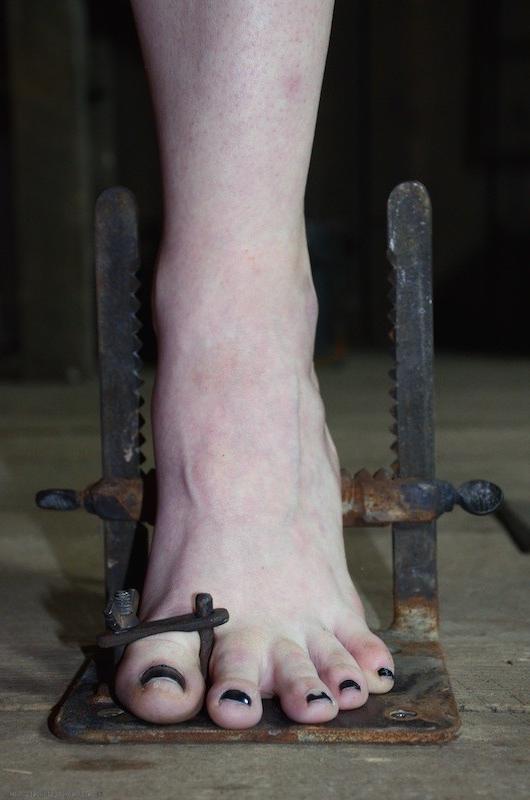 16P Delirious Hunter metal bound with bdsm toys and fire her bare feet spanked