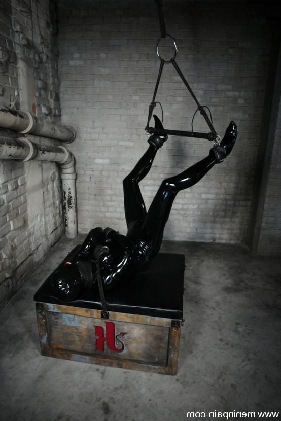 15P Claire Adams fucks latex slave with electric ass plug