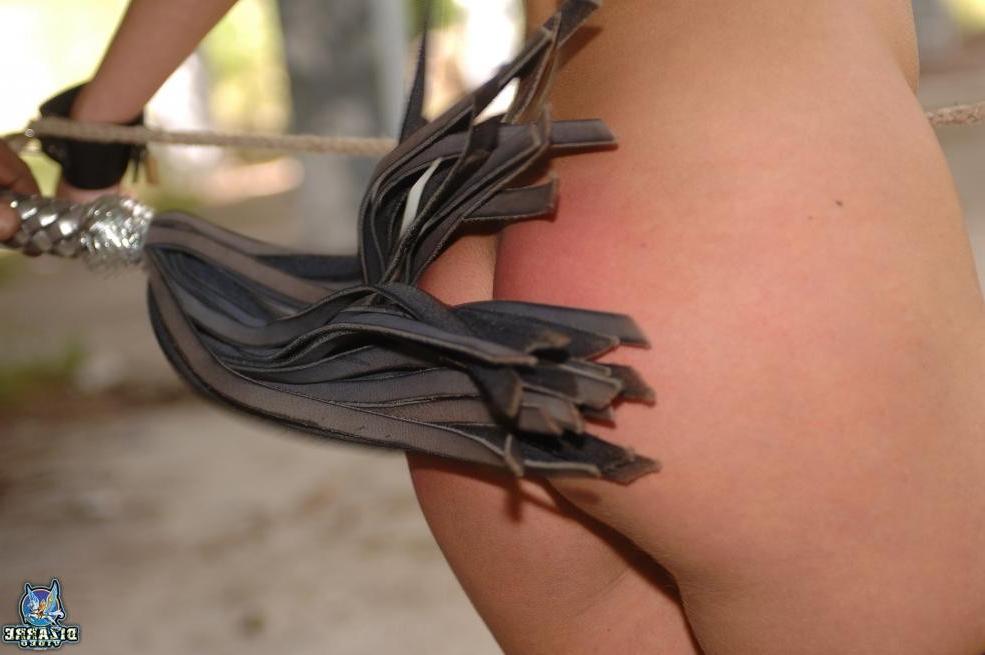15P Lucky Lea schlendert durch die Bäume und das Gras in ihrem schimmernden, glänzenden Latex