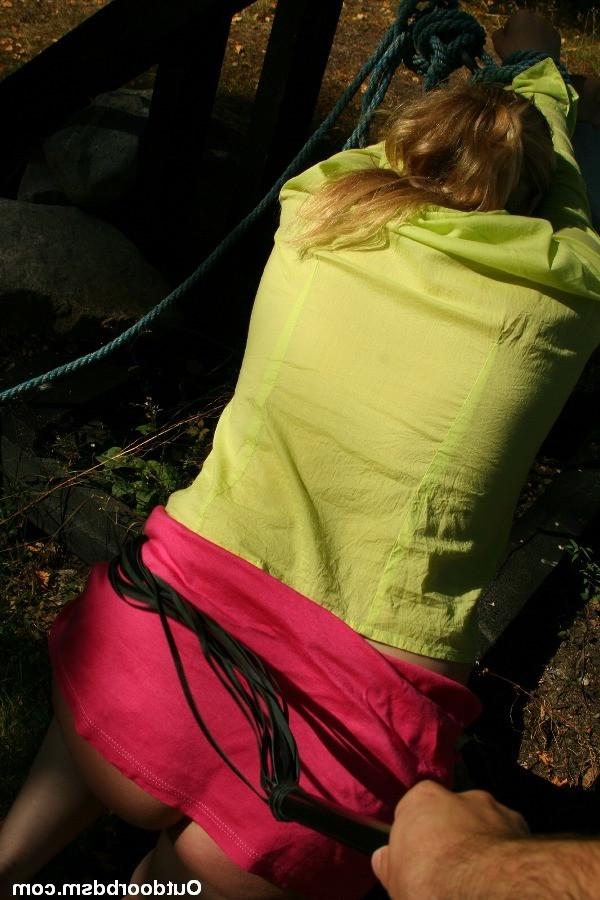 20P Whipping and spanking a tied girl outdoors
