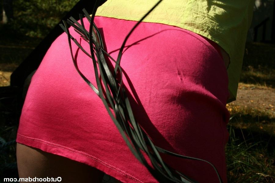 20P Whipping and spanking a tied girl outdoors