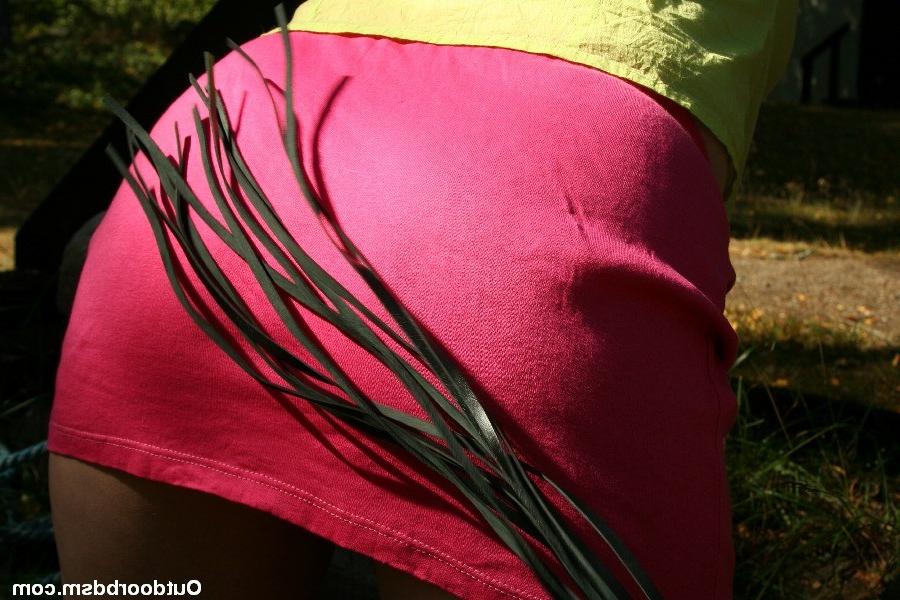 20P Whipping and spanking a tied girl outdoors