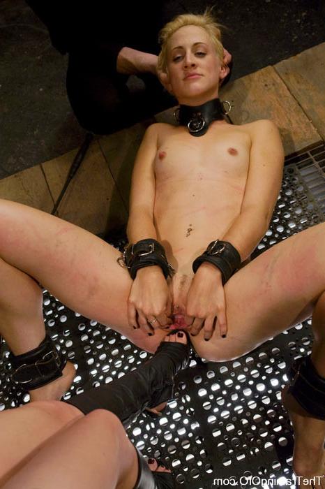 15P Hilflose Spermaschlampe wird von ihren Meistern zum BDSM-Training gezwungen