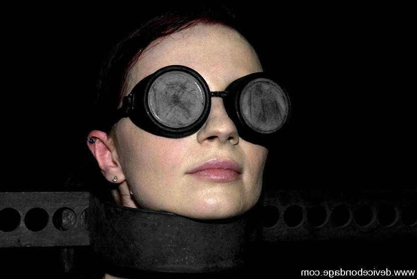 15P Claire Adams submits in a hard core live 3 babe BDSM event