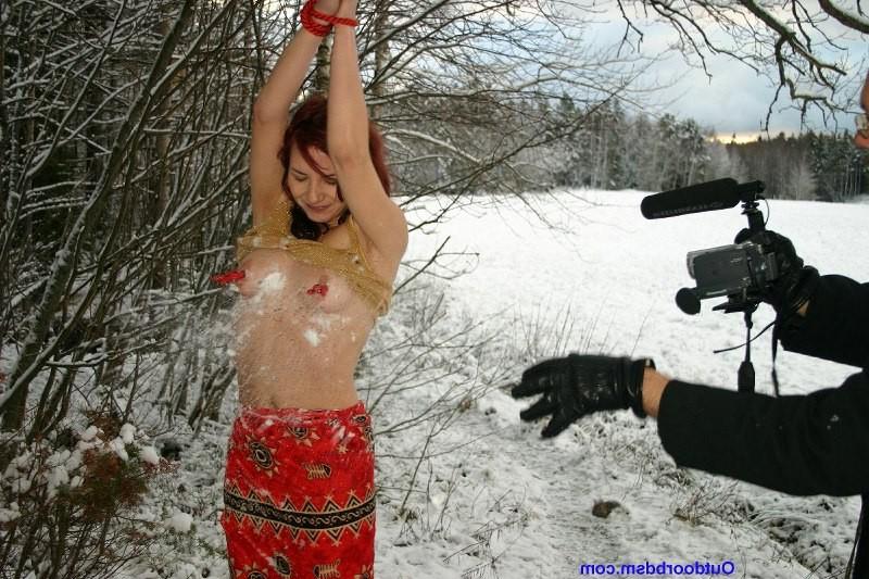 15P Bondage and bdsm in the snow