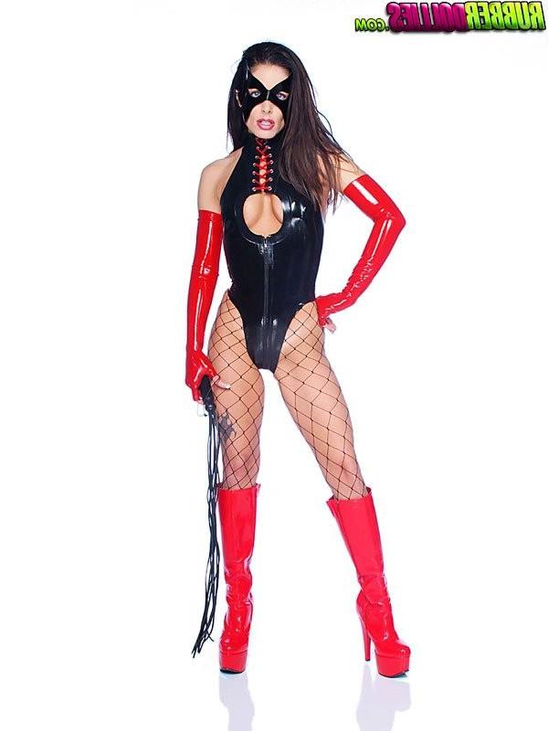 16P BDSM Dominatrix posing in latex