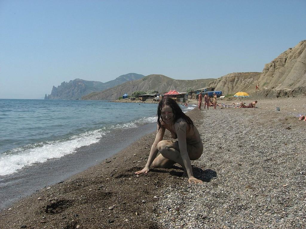 15P Nudist mud club