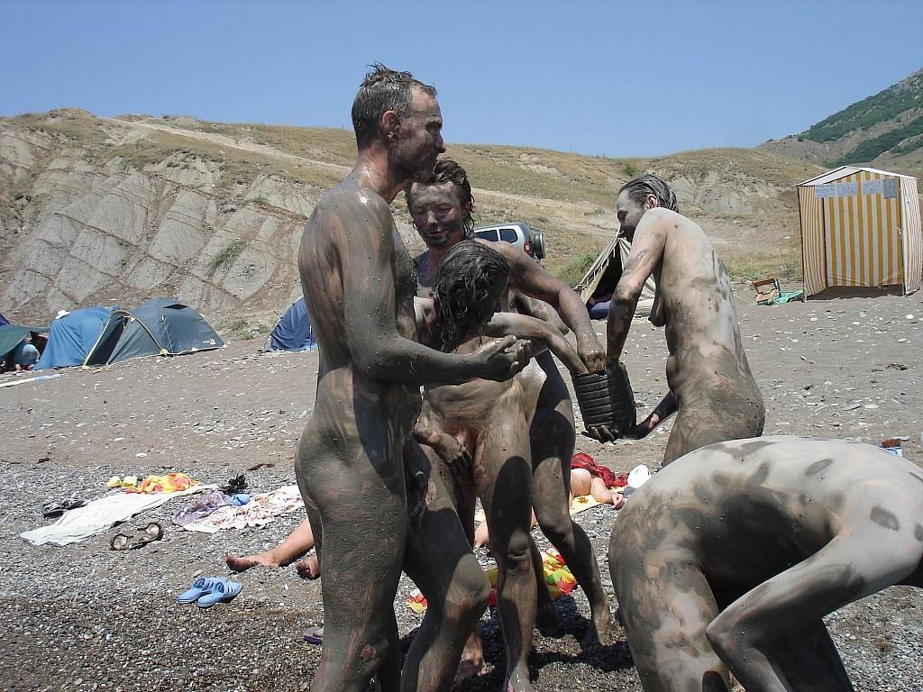 15P Nudist mud club