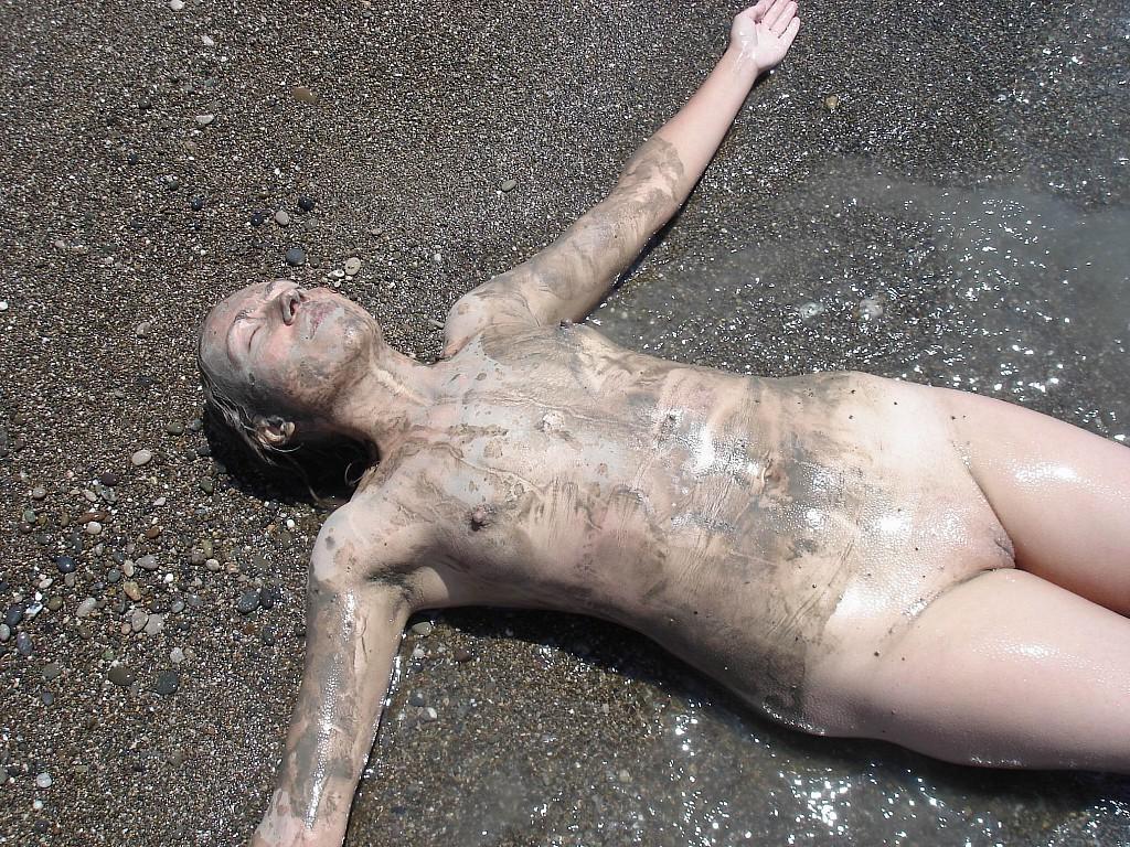 15P Nudist mud club