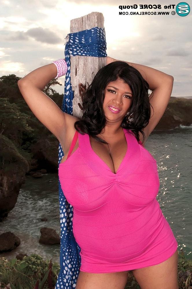 15P Huge boobed pornstar latina Kristina Milan sexy photos