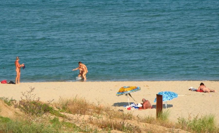 8P Achtung – wirklich unglaubliche FKK-Fotos und -Videos