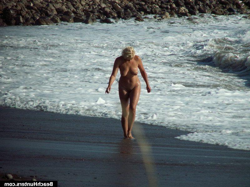 15P Nudist babes on a public beach