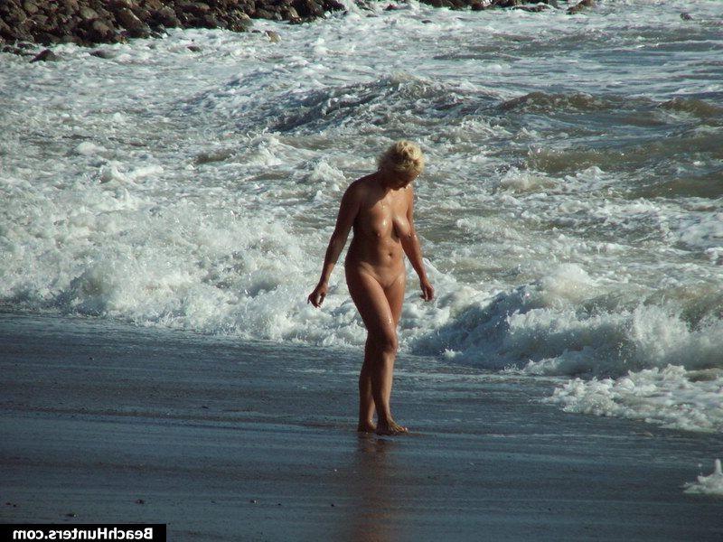 15P Nudist babes on a public beach