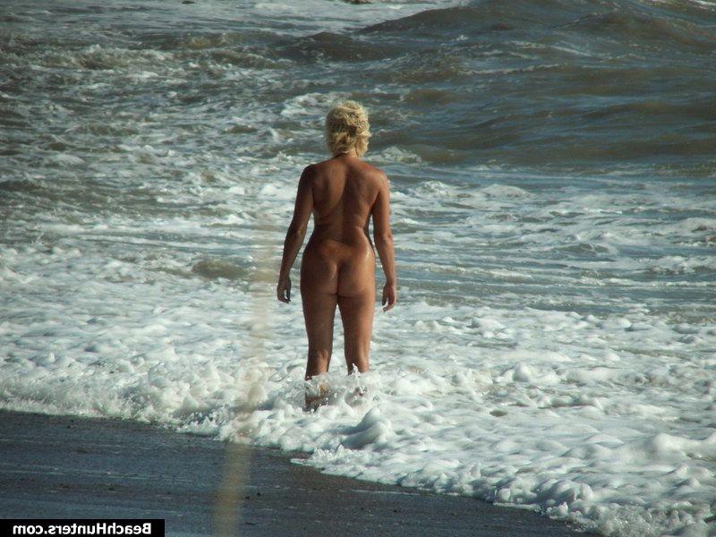 15P Nudist babes on a public beach