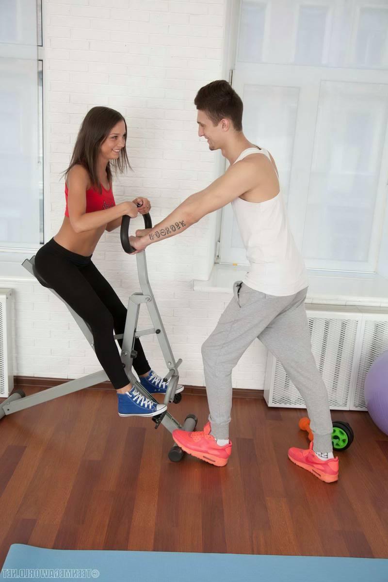 15P Teen Babe fickt mit Trainer