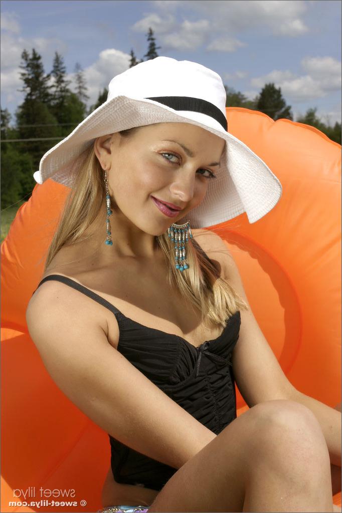 12P Sweet Lilya is hot stripping outside