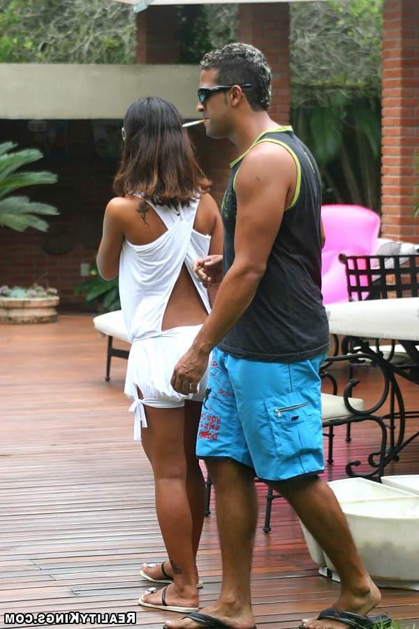 16P Super hot sexy nandi waits for the bus but gets her brazilan ass picked up for s