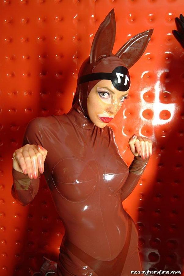 15P Bizarre latex mistress Emily Marilyn