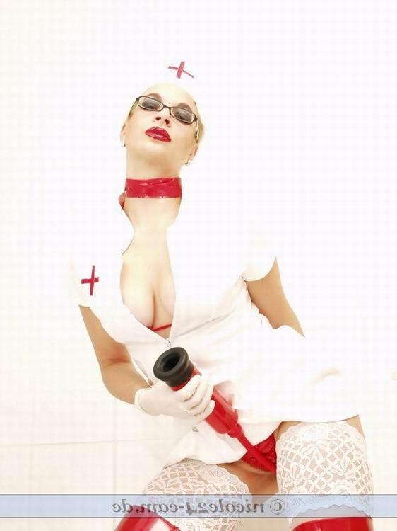 16P Busty nurse Nicole in latex uniform