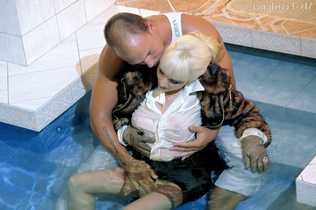 16P Sexy dressed blonde doing a guy in the pool