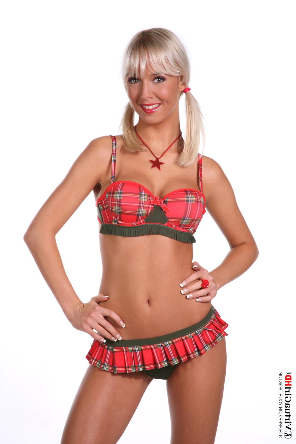 15P Stop watching pictures and get Natali Blond stripping on your desktop