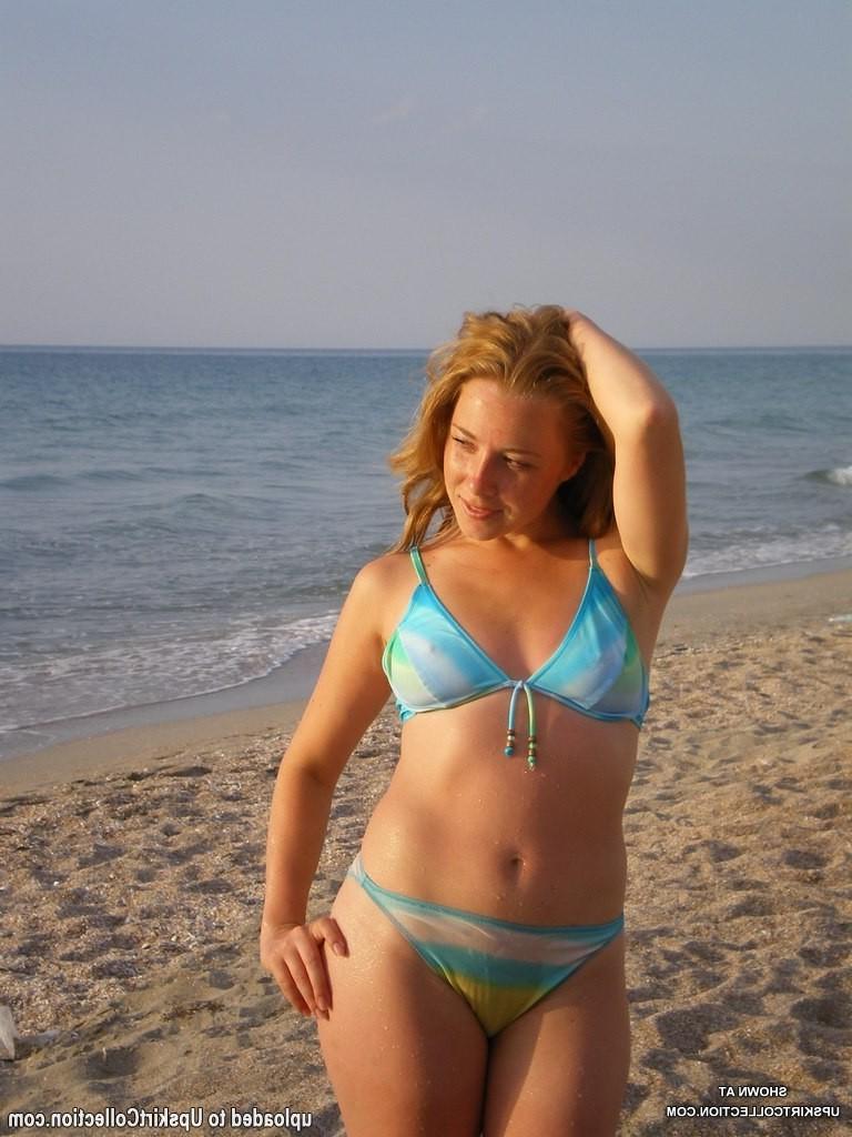 15P Enjoy hard nipples sticking under girls' wet bikinis