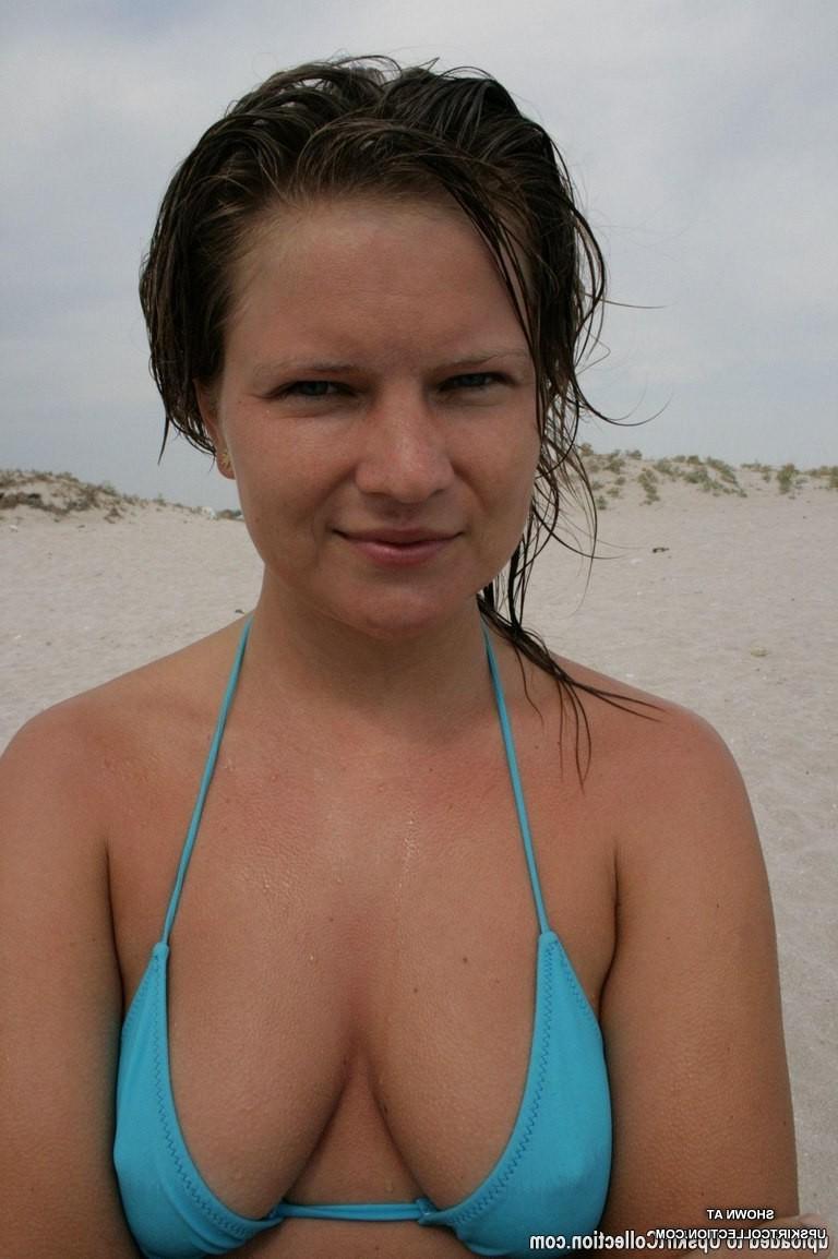 15P Enjoy hard nipples sticking under girls' wet bikinis