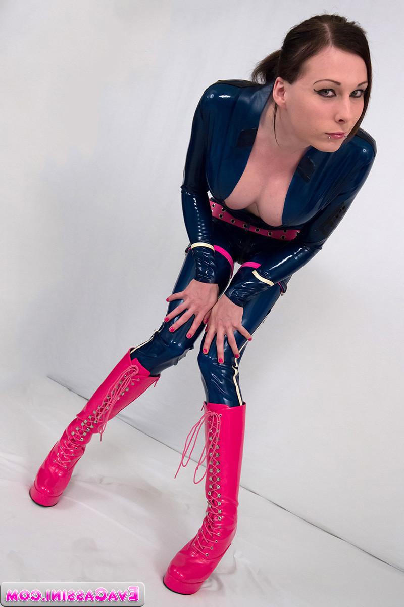 15P Kinky shemale in latex