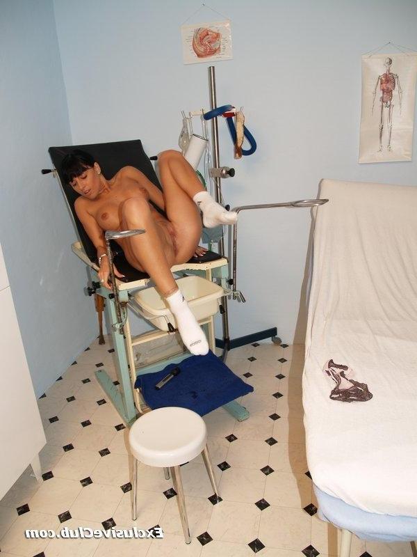15P This babe likes it when her gynecologist uses the big speculum