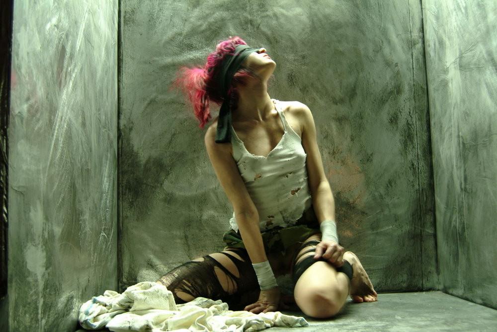 15P gothic erotic fetish model toxxxy blindfolded