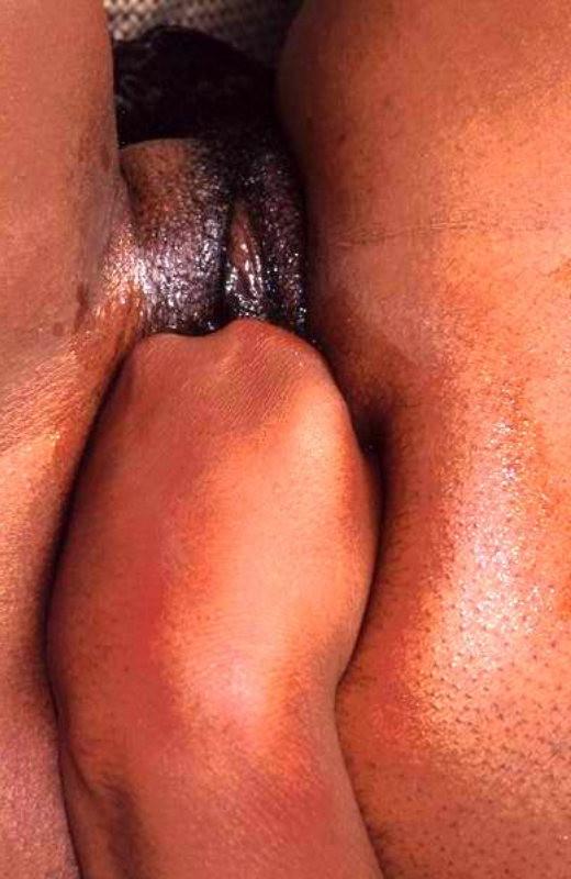 20P Ebony gal with massive tits fisting