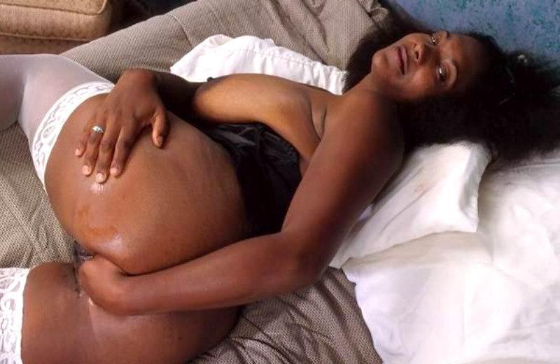 20P Ebony gal with massive tits fisting