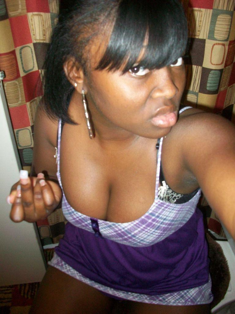 18P Selfshot black teen gfs posing