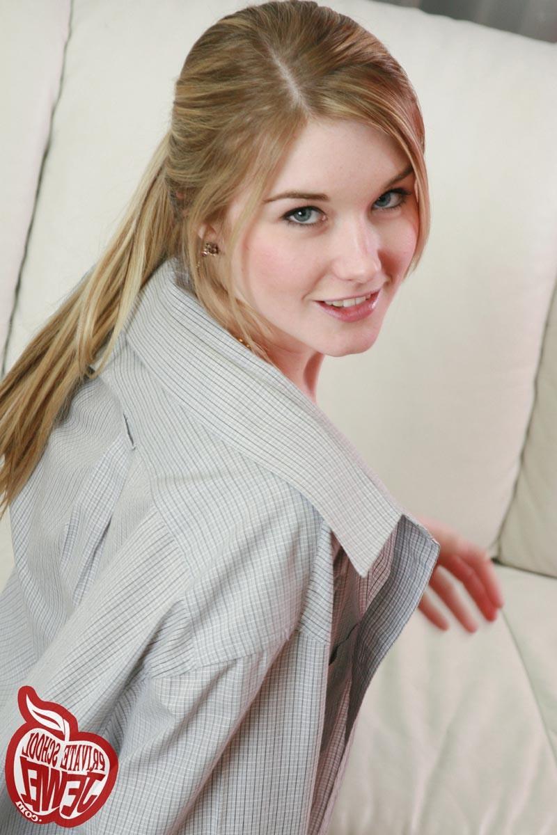 16P Cute teen shows body