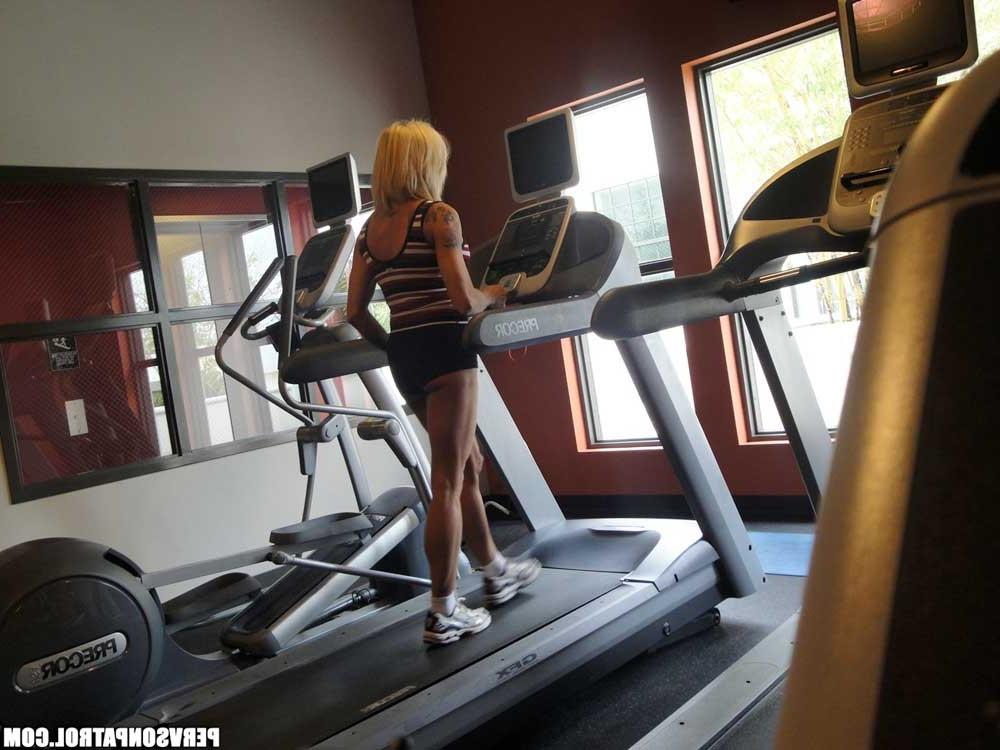 17P Sluty blonde milf working out at the gym while being watched