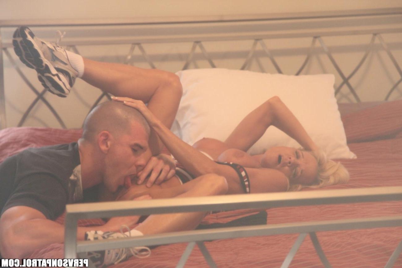 17P Sluty blonde milf working out at the gym while being watched