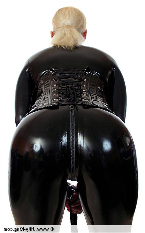 15P Mature Jilly King in latex outfit and red boots