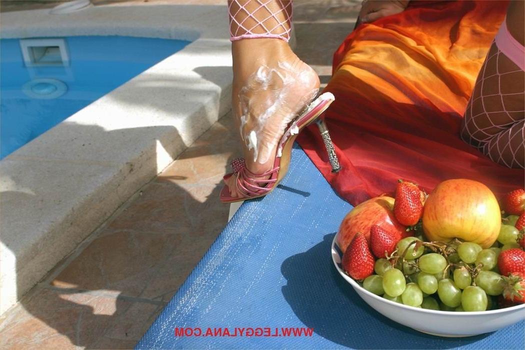 16P Lana playing with fruits