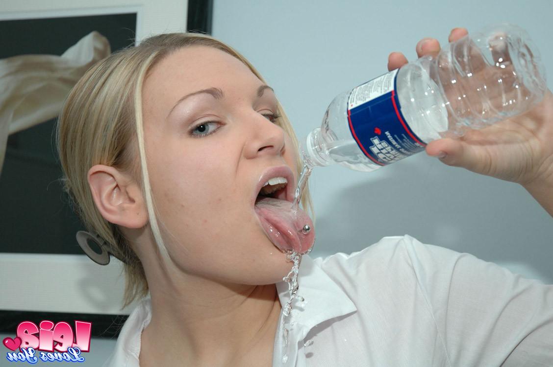 12P Leia as the naughty wet tshirt schoolgirl