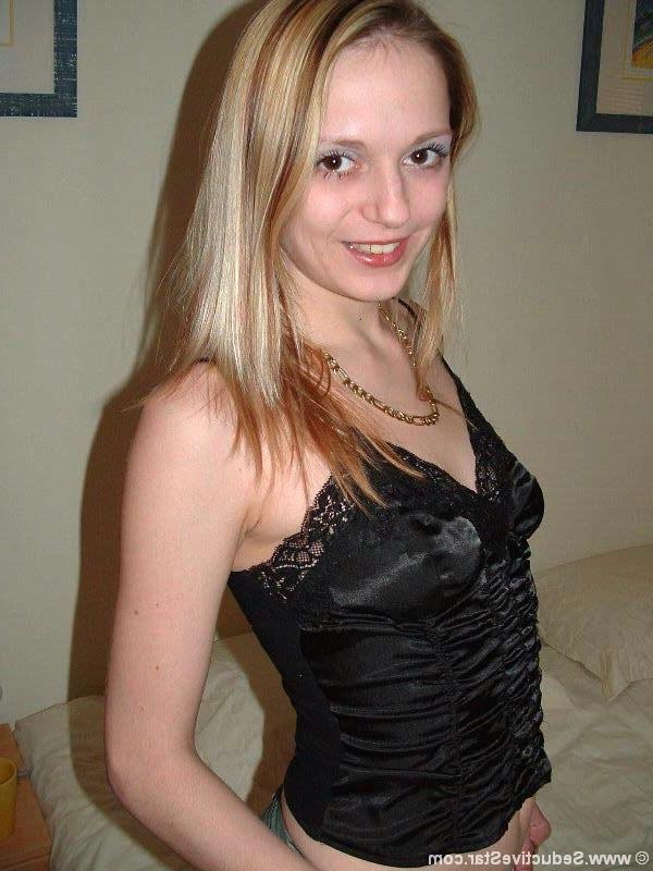 20P Hot girlfriend shows her naked body for first time