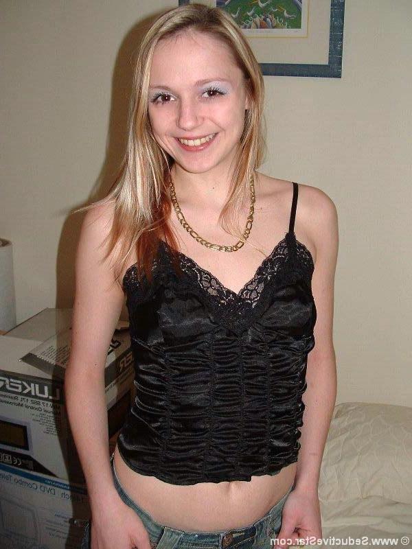20P Hot girlfriend shows her naked body for first time