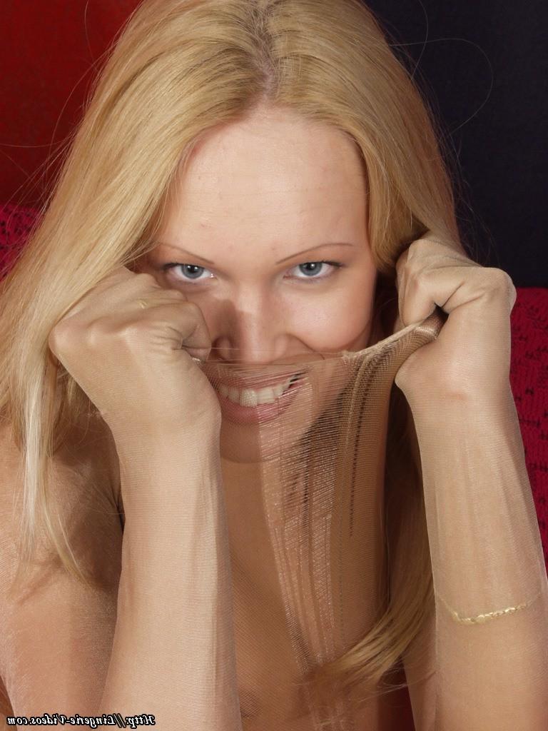17P Leggy blonde ripping her fishnet pantyhose