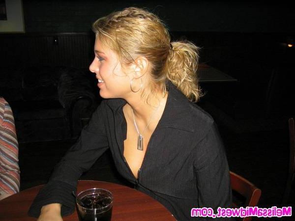 16P Teen girl nightclub flashing in the dark