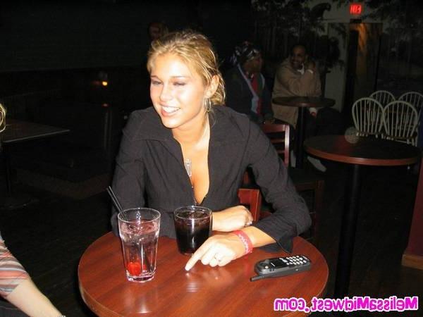 16P Teen girl nightclub flashing in the dark