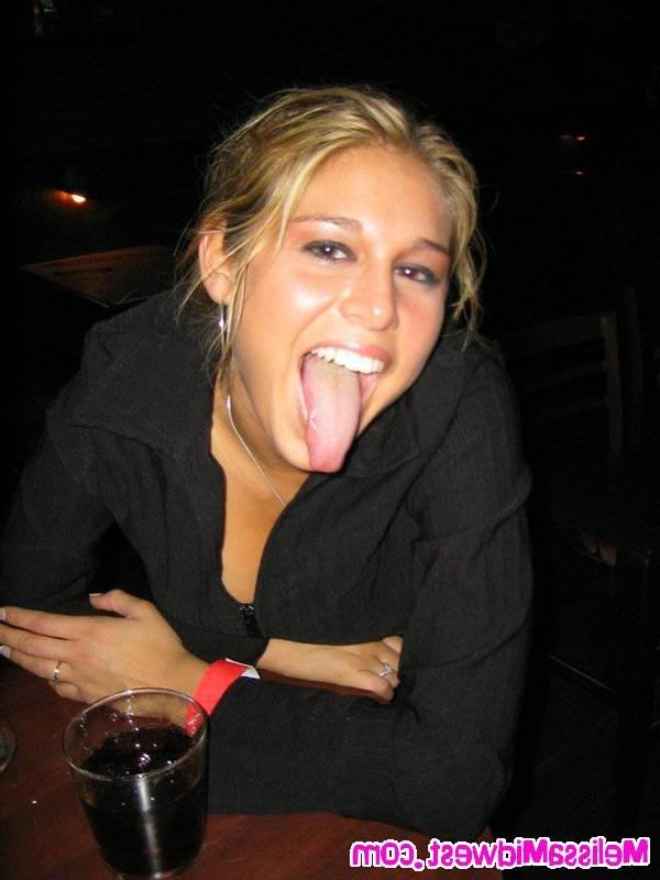 16P Teen girl nightclub flashing in the dark