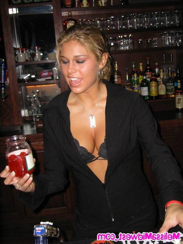 16P Teen girl nightclub flashing in the dark